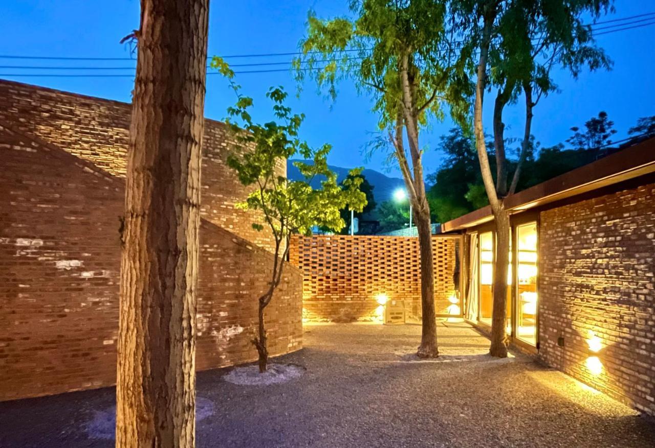 Brickyard Retreat At Mutianyu Great Wall Adjoin To Mutianyu Great Wall - Room With The View Of Great Wall - Free Chinese Massage Experience - Vehicle Shuttle Service - International Catering - Spa& Nail Beauty Facilities Huairou Exterior foto
